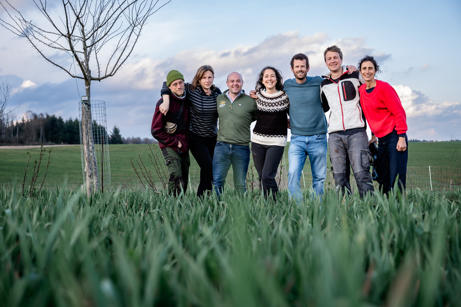 L'équipe de la coopérative Le Navet qui Ry réunie dans les champs